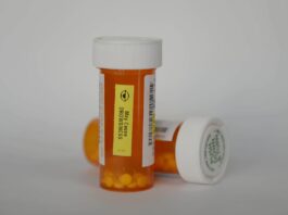 家庭药柜里的多个药瓶提醒定期清理过期药和不用药