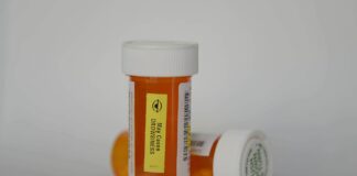 家庭药柜里的多个药瓶提醒定期清理过期药和不用药