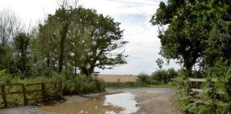 被洪水淹没的道路提醒驾驶员不要开车穿越积水路段