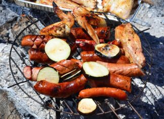 户外野餐冷藏箱和食物提醒夏天保持冷食低温
