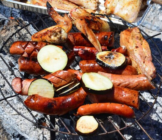 户外野餐冷藏箱和食物提醒夏天保持冷食低温