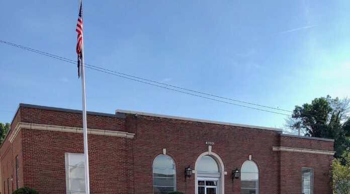 Juneteenth 将至:美国华人家庭这几项邮寄、银行和办事安排要提前看 美国邮局外景,适合作为 Juneteenth 假日前办事安排配图