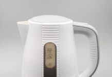 Costco 卖过的 Zwilling Enfinigy 电热水壶在召回:手柄可能脱落,CPSC 说马上停用 白色电热水壶特写提醒用户核对型号并关注手柄是否松动