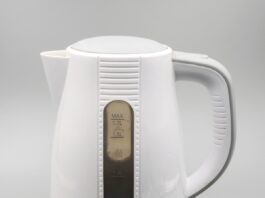 白色电热水壶特写提醒用户核对型号并关注手柄是否松动