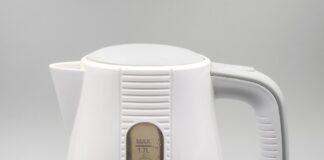 白色电热水壶特写提醒用户核对型号并关注手柄是否松动