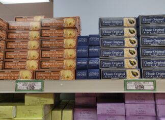 美国超市货架上的商品提醒购物时比较单价和价格