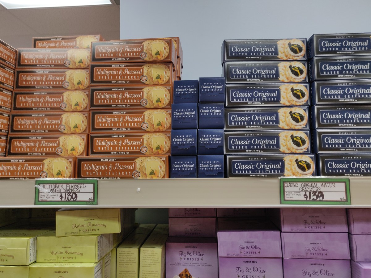 美国超市货架上的商品提醒购物时比较单价和价格