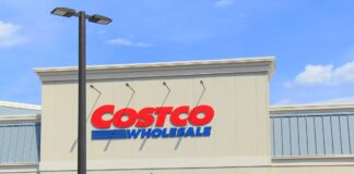 美国康涅狄格州的 Costco 仓储式门店外观提醒关注会员电邮和解申领