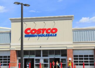 美国康涅狄格州的 Costco 仓储式门店外观提醒关注会员电邮和解申领