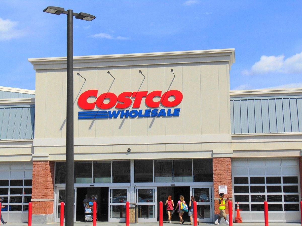 美国康涅狄格州的 Costco 仓储式门店外观提醒关注会员电邮和解申领
