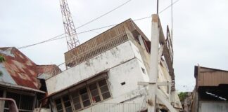 印尼地震中受损的建筑墙体提醒关注震区灾情与余震防范