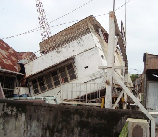 印尼地震中受损的建筑墙体提醒关注震区灾情与余震防范