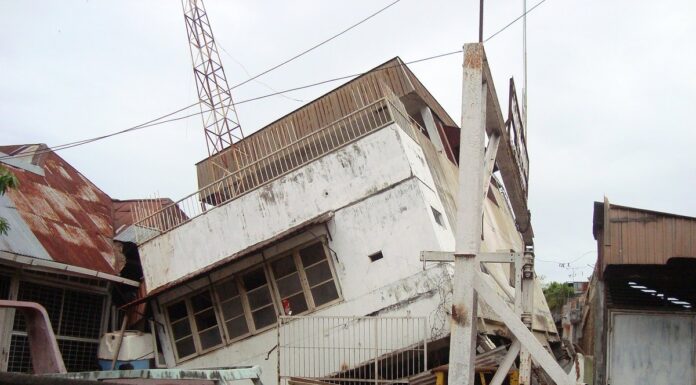 印尼地震中受损的建筑墙体提醒关注震区灾情与余震防范