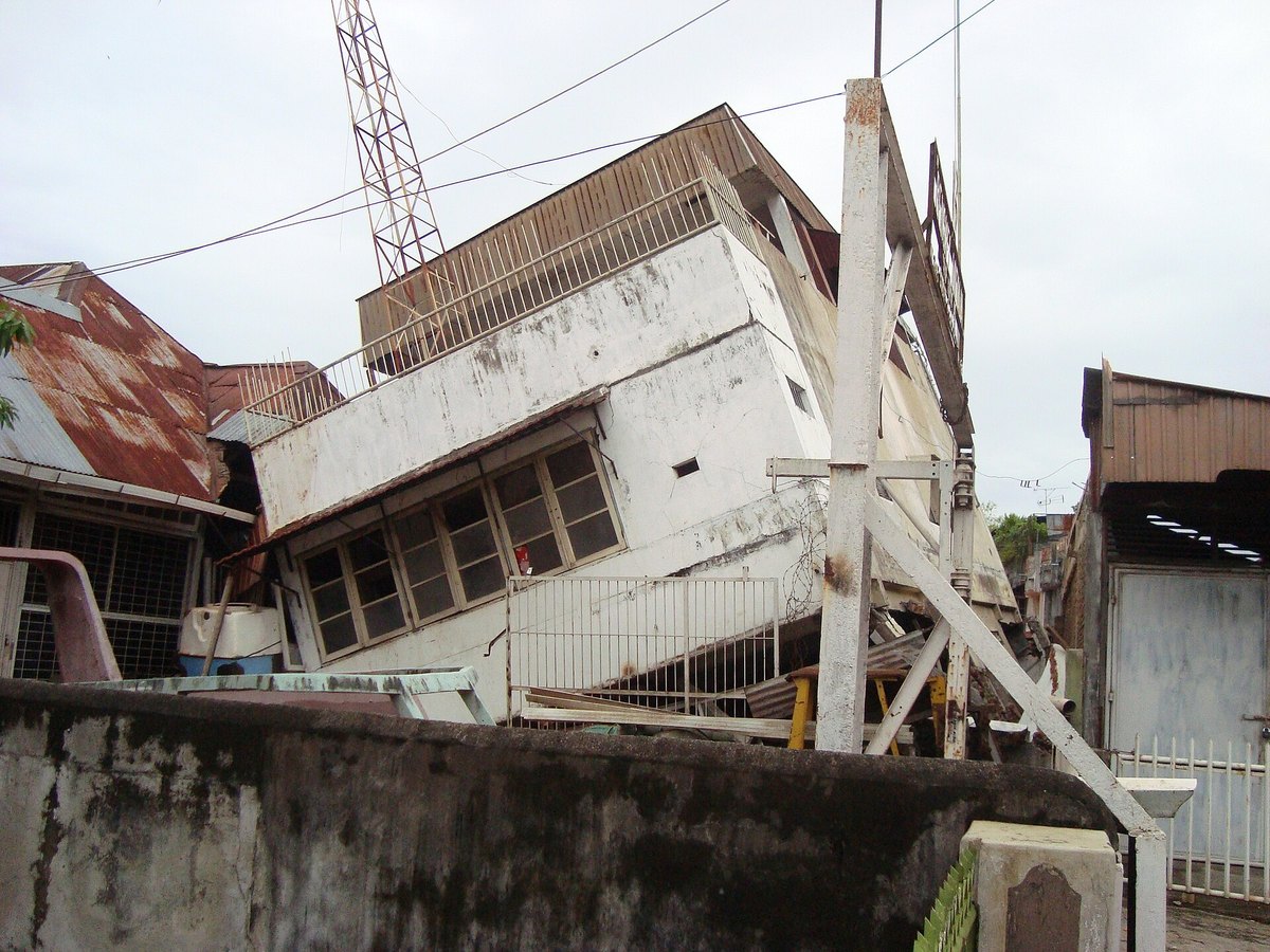 印尼地震中受损的建筑墙体提醒关注震区灾情与余震防范