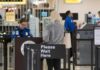 卷发棒不能托运、保龄球不能随身:TSA 盘点 10 种「意外」违禁品,最高罚 $17,062 机场安检通道上安检员核验旅客证件,提醒乘机前检查违禁品清单