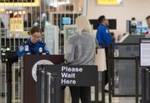 卷发棒不能托运、保龄球不能随身:TSA 盘点 10 种「意外」违禁品,最高罚 $17,062 机场安检通道上安检员核验旅客证件,提醒乘机前检查违禁品清单
