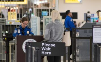 卷发棒不能托运、保龄球不能随身:TSA 盘点 10 种「意外」违禁品,最高罚 $17,062 机场安检通道上安检员核验旅客证件,提醒乘机前检查违禁品清单