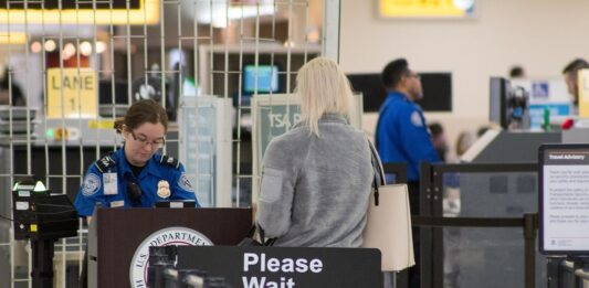 卷发棒不能托运、保龄球不能随身:TSA 盘点 10 种「意外」违禁品,最高罚 $17,062 机场安检通道上安检员核验旅客证件,提醒乘机前检查违禁品清单