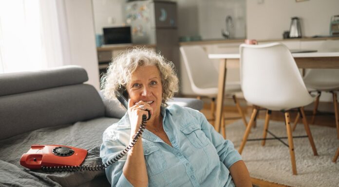 接到 Medicare 或 Social Security 来电先别信:FCC 说这 5 个警讯一出现,基本就是诈骗 一位老年女性在家接听电话,提醒长者警惕冒充 Medicare 的诈骗来电