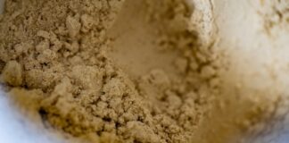 植物蛋白粉容器特写，提醒关注蛋白粉重金属检测与食品安全