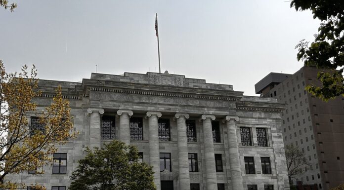 哈佛医学院太平间管理员盗卖遗体部位案:校方同意 5300 万美元集体和解 哈佛医学院校园建筑(Gordon Hall),遗体捐赠项目信任问题引发关注