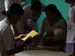 CDC:幼儿园疫苗豁免率创历史新高 4.2%,约 28 万孩子入学时没完成麻疹疫苗 医护人员在免疫门诊为儿童接种疫苗,幼儿园疫苗接种率下降引发关注