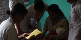 医护人员在免疫门诊为儿童接种疫苗，幼儿园疫苗接种率下降引发关注