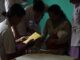 CDC:幼儿园疫苗豁免率创历史新高 4.2%,约 28 万孩子入学时没完成麻疹疫苗 医护人员在免疫门诊为儿童接种疫苗,幼儿园疫苗接种率下降引发关注