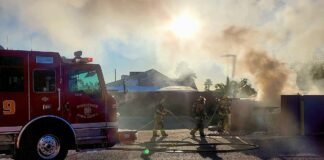 消防员走向火场处置火灾，俄亥俄州 Toledo 回收厂爆炸救援现场