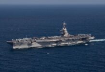 CNN:美国海军推动在建福特级航母改名,或以特朗普命名取代珍珠港英雄「多里斯·米勒」号 美国海军福特级航空母舰在海上航行,航母命名争议引发关注