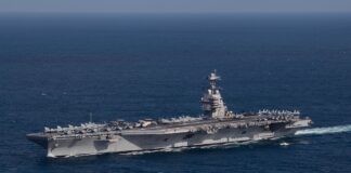 美国海军福特级航空母舰在海上航行，航母命名争议引发关注