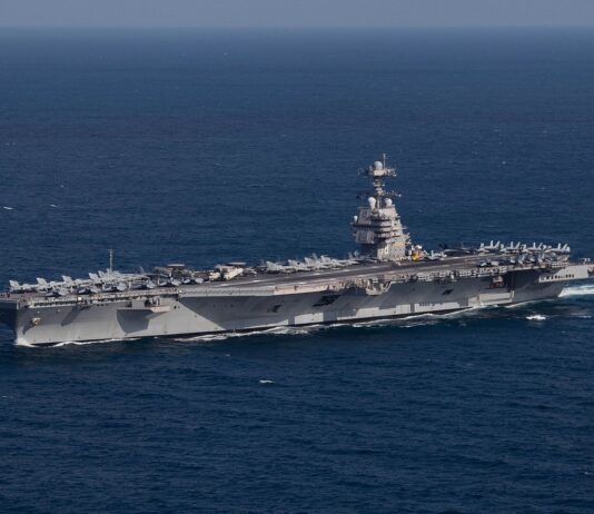 美国海军福特级航空母舰在海上航行，航母命名争议引发关注