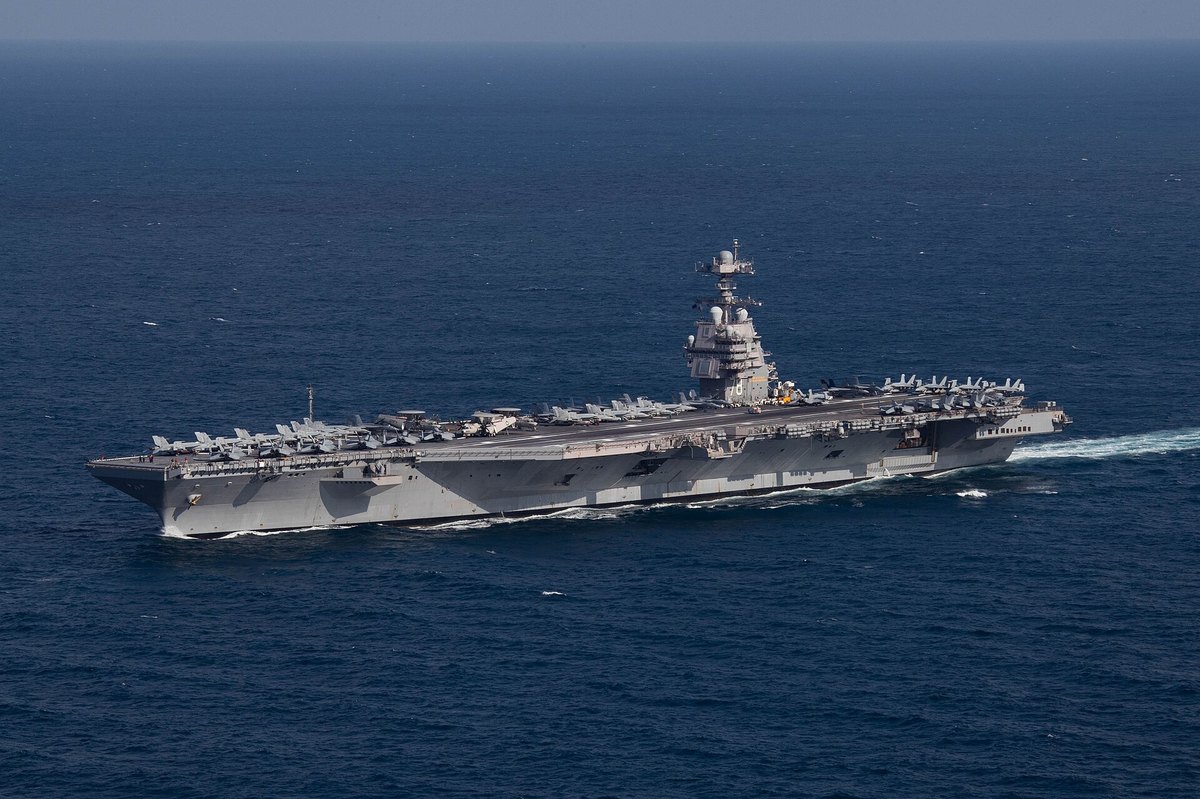 美国海军福特级航空母舰在海上航行,航母命名争议引发关注