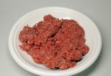 生碎牛肉特写，美国牛肉价格持续上涨引发关注