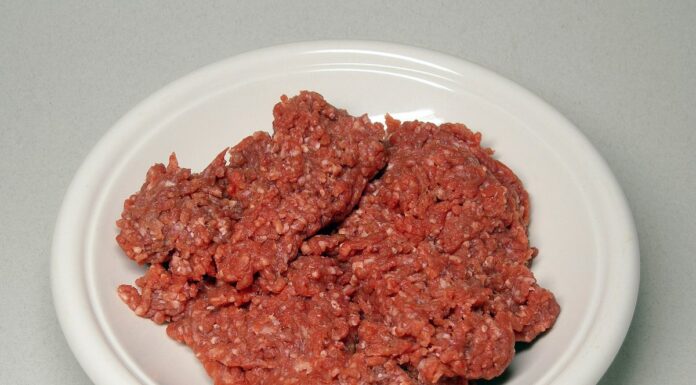 生碎牛肉特写，美国牛肉价格持续上涨引发关注