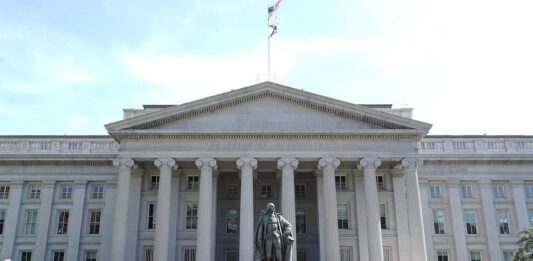 美国国债首破 40 万亿美元:利息支出超过国防预算,专家警告财政警钟 美国财政部大楼北侧外观,国债总额首次突破 40 万亿美元引发关注