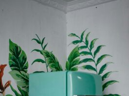 厨房台面上的白色冰箱示意，并非本次被召回的Cooluli 10升或15升迷你冰箱具体型号