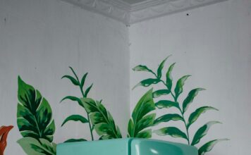 厨房台面上的白色冰箱示意，并非本次被召回的Cooluli 10升或15升迷你冰箱具体型号