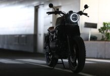 停放中的越野风格摩托车示意，并非本次被召回的GASGAS或Husqvarna具体车型