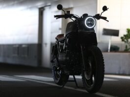 停放中的越野风格摩托车示意，并非本次被召回的GASGAS或Husqvarna具体车型