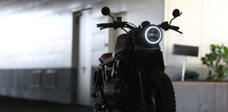 停放中的越野风格摩托车示意，并非本次被召回的GASGAS或Husqvarna具体车型