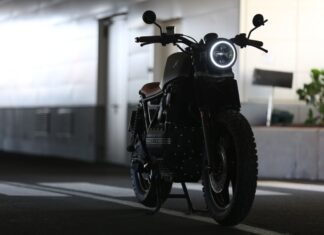 停放中的越野风格摩托车示意，并非本次被召回的GASGAS或Husqvarna具体车型