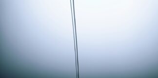 向玻璃杯注入清水的示意照片，仅为说明饮用水主题，并非特定城市水厂或处理设施