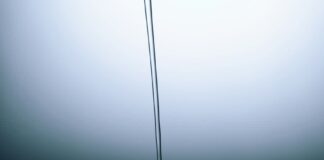 清水正倒入玻璃杯，配图说明环保署拨款培训饮用水与污水处理从业人员