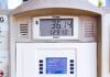 环保署8月20日再延长全国汽油临时豁免:乙醇掺混上限提至15%,9月起提前执行冬季挥发标准 美国加油站加油机操作面板特写,显示油价、加油量与87、89、91标号选择键