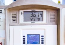 环保署8月20日再延长全国汽油临时豁免:乙醇掺混上限提至15%,9月起提前执行冬季挥发标准 美国加油站加油机操作面板特写,显示油价、加油量与87、89、91标号选择键