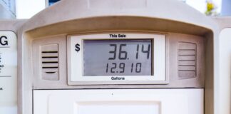 美国加油站加油机操作面板特写，显示油价、加油量与87、89、91标号选择键