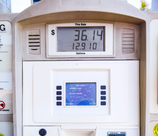 环保署8月20日再延长全国汽油临时豁免:乙醇掺混上限提至15%,9月起提前执行冬季挥发标准 美国加油站加油机操作面板特写,显示油价、加油量与87、89、91标号选择键