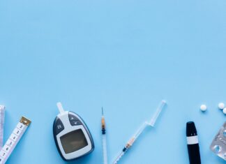 FDA授权首款酮体血糖双监测可穿戴设备 血糖仪、试纸与胰岛素注射器的示意照片,仅为说明糖尿病监测主题,并非FDA授权的Libre Duo设备