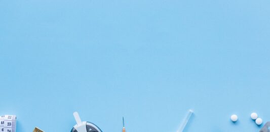 FDA授权首款酮体血糖双监测可穿戴设备 血糖仪、试纸与胰岛素注射器的示意照片,仅为说明糖尿病监测主题,并非FDA授权的Libre Duo设备